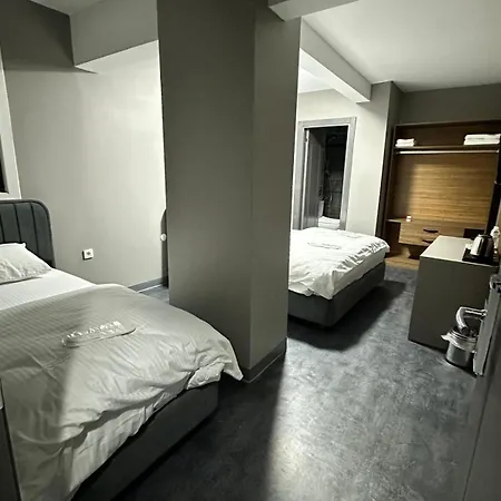 Mir Palace Hotel *